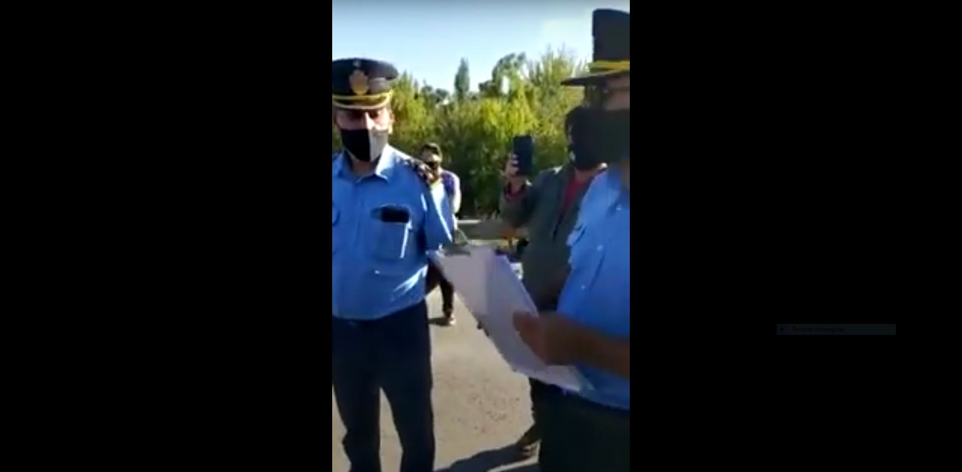 Los policías se miran entre ellos cuando evidenciaron el error de la fecha. Foto: Captura de video.