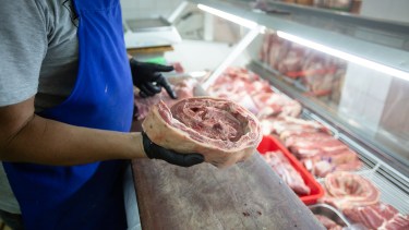 El precio de la carne con hueso cuesta más de 2000 pesos en la región. Foto: Juan Thomes