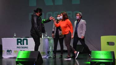 La gobernadora Arabela Carreras entregó hoy certificados a hacedores culturales de Bariloche y dio una señal de alivio a la actividad económica. Gentileza