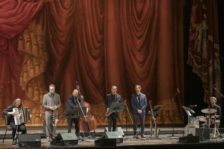 Chango Spasiuk junto a Escalandrum el jueves pasado en el Teatro Colón.