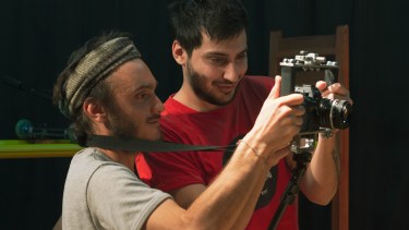 El grupo de teatro de la Asociación Civil El Brote cumple hoy 24 años desde su fundación, y su directora Gabriela Otero destaca su historia en este film.