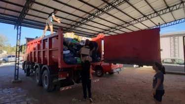 Tres camiones y varias camionetas partieron esta mañana con donaciones para el noroeste de Chubut. Foto: gentileza. 
