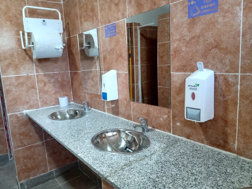 En distintos establecimientos educativos de Valcheta se remodelaron y renovaron los sanitarios y se instalaron dispositivos con alcohol en gel. Foto: gentileza. 