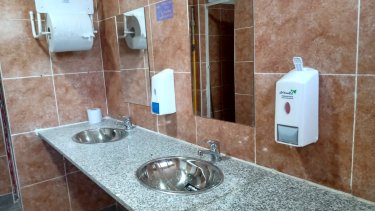 En distintos establecimientos educativos de Valcheta se remodelaron y renovaron los sanitarios y se instalaron dispositivos con alcohol en gel. Foto: gentileza. 