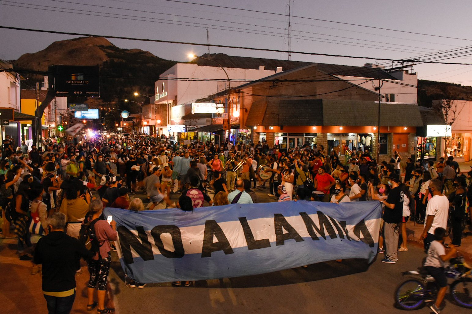 La protesta contra el proyecto de zonificación minera de Chubut, anoche en Esquel. (Gentileza @RasoJulian).-