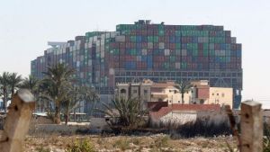 Intensifican trabajos para habilitar el Canal de Suez, tras liberar hélices y timón del barco