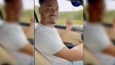 Sandro Castro se grabó manejando un Mercedes. 