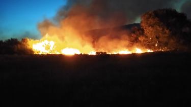 El fuego se registró a unos 20 kilómetros al este de Sierra Colorada. Foto: Bomberos Voluntarios de Sierra Colorada.