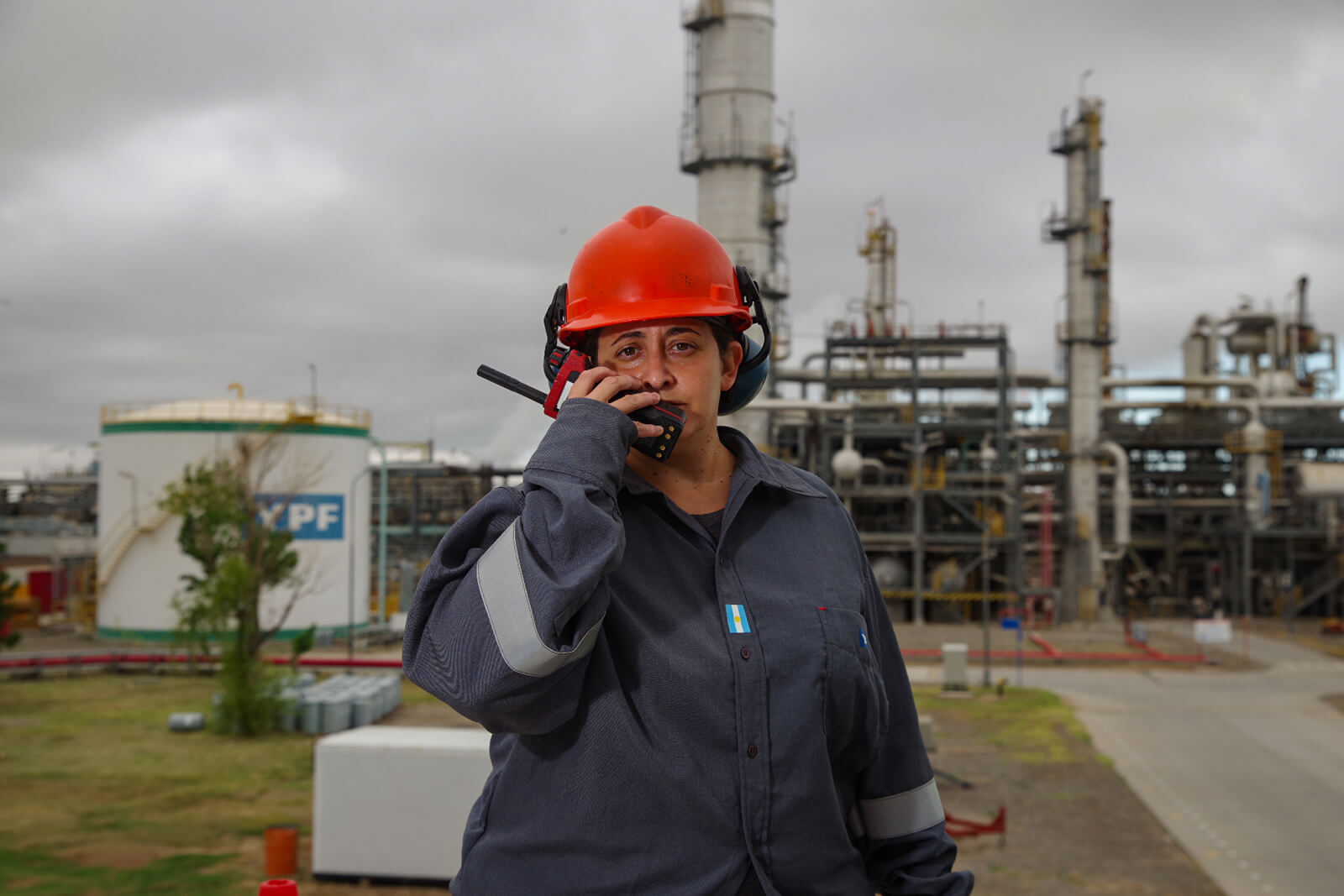 Gabriela Martínez en la planta de Metanol de YPF