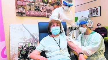 La vacunación hizo caer fuerte los contagios covid en los geriátricos de España