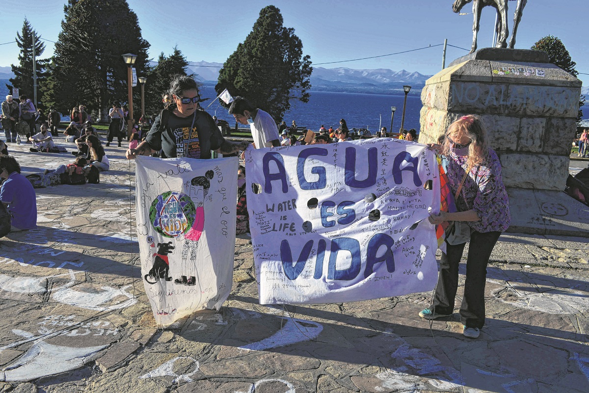 Este verano en Bariloche se registraron muchos problemas de faltante de agua. Fue una de las consignan en el reclamo en el Centro Cívico. Foto: Alfredo Leiva
