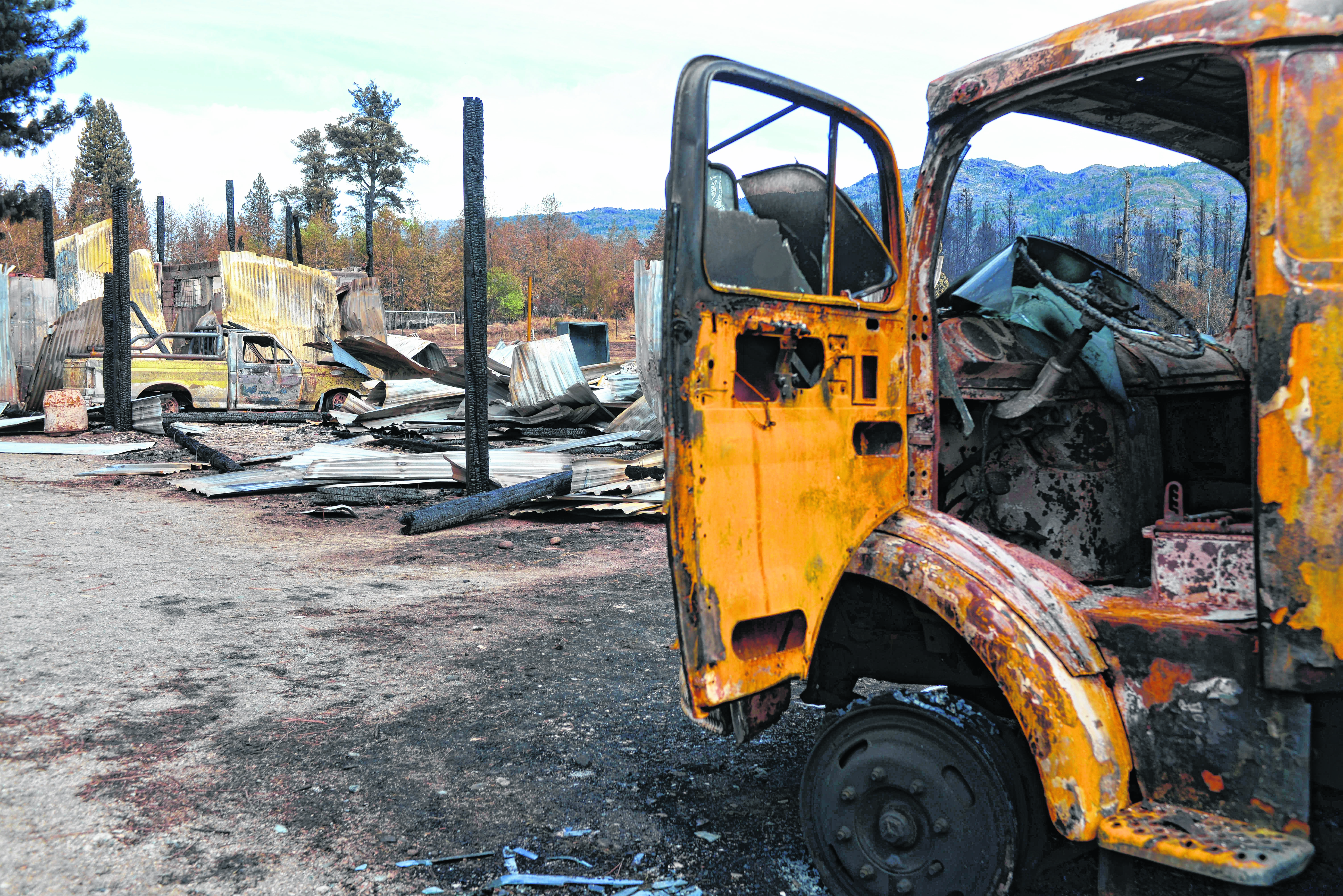 Las llamas destruyeron los automotores y el edificio de la central, que funcionaba al costado de la ruta nacional 40, en Lago Puelo.