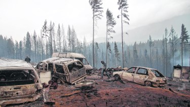 El Hoyo. Pinos y vehículos arrasados, en el peor incendio que recuerden en la localidad.