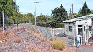 Arranca la obra en el río Neuquén, pero el portón del barrio privado sigue cerrado