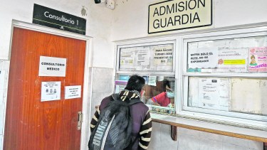 Un hombre rompió los vidrios de la guardia del hospital Francisco López Lima. (Foto: Juan Thomes)