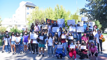 Los estudiantes se convocaron en la plaza San Martín, luego recorrieron la ciudad.  (Florencia Salto) 