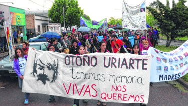 Cada año, los vecinos y organizaciones sociales se movilizan en la ciudad para reclamar justicia por el femicidio.