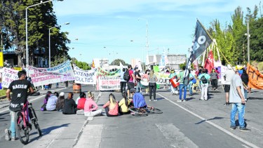 Los puentes permanecieron cortados hasta el mediodía, el último viernes. Foto: archivo Florencia Salto.