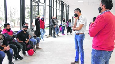 El intendente Morales se reunió esta semana con vecinos y concejales para notificar el avance de las obras. (Prensa Municipalidad de Añelo)