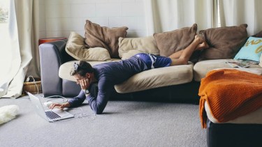 Muchos jóvenes encuentran más cómodo trabajar en espacios presenciales junto con sus compañeros, en todo caso con libertades horarias o de equipamiento.