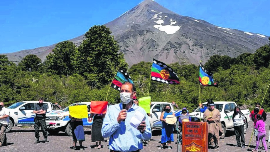 Al pie del Lanín hubo un compromiso de reactivar al relevamiento de tierras frente a la ministra de Seguridad. Gentileza Confederación Mapuche 