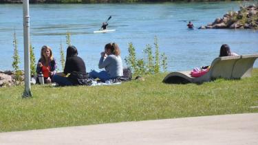 Poder tomarse un tiempo al aire libre para conversar, así sea solo un rato, nos permitirá descansar y reconectarnos con nosotros mismos.