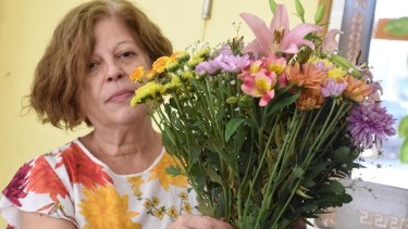 Es importante cortar los tallos en forma de cuña o chanfleado debajo del agua, limpiar bien las paredes del florero y en un litro de agua agregar media tapita de lavandina.