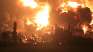 Impresionante incendio en una refinería de Indonesia