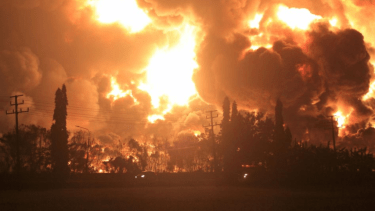 Enorme incendio en una refinería de Indonesia.  Foto: gentileza Reuters 