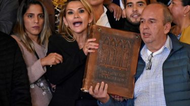 Áñez denunció una "persecución política".