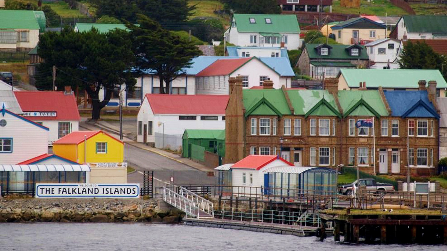 El primer ministro británico expresó: "las fuerzas armadas mantendrán un presencia permanente en las Islas Malvinas". 