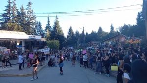 A siete días del femicidio de Guadalupe, se realizó una nueva marcha en Villa la Angostura