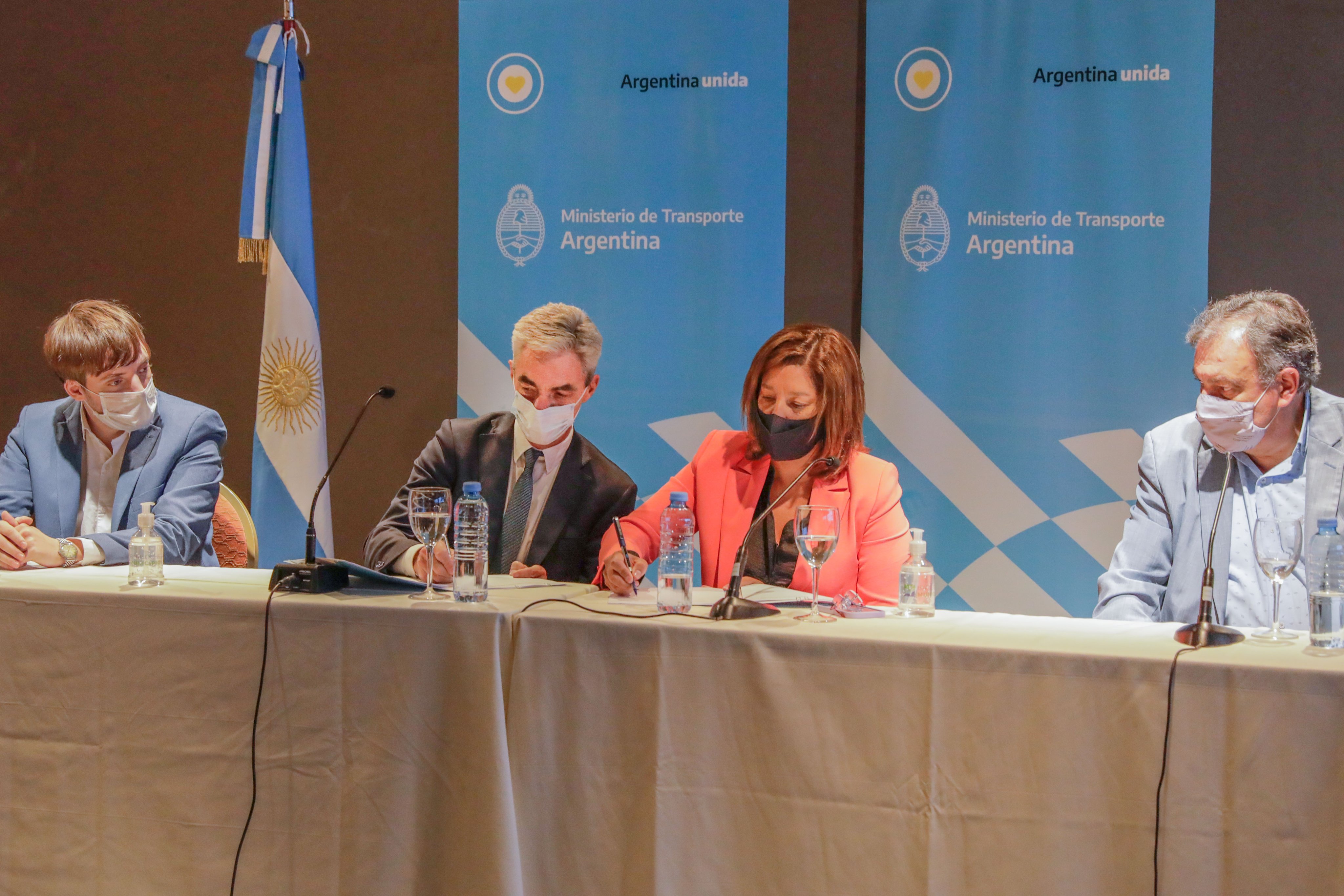 El ministro de Transporte y la gobernadora Arabela Carreras firmaron el convenio definitivo por la construcción de la nueva terminal de Bariloche. Foto: Gentileza