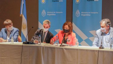 El ministro de Transporte y la gobernadora Arabela Carreras firmaron el convenio definitivo por la construcción de la nueva terminal de Bariloche. Foto: Gentileza