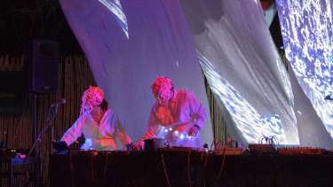 En escena, Proyectocoso, integrado por Claudia Brito y Federico Urdinez.