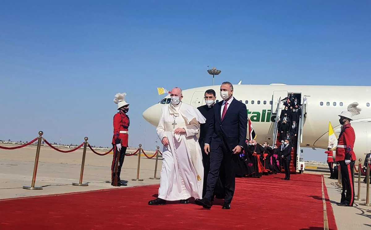 Francisco aterrizó hoy en Bagdad para la primera visita de un Papa a Irak.  