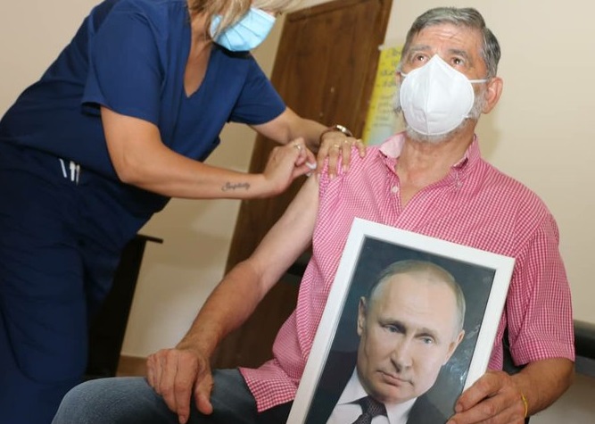 Se vacunó con la foto de Putin en la mano. 