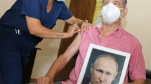 Imagen de El intendente que se vacunó con un retrato de Vladimir Putin en la mano