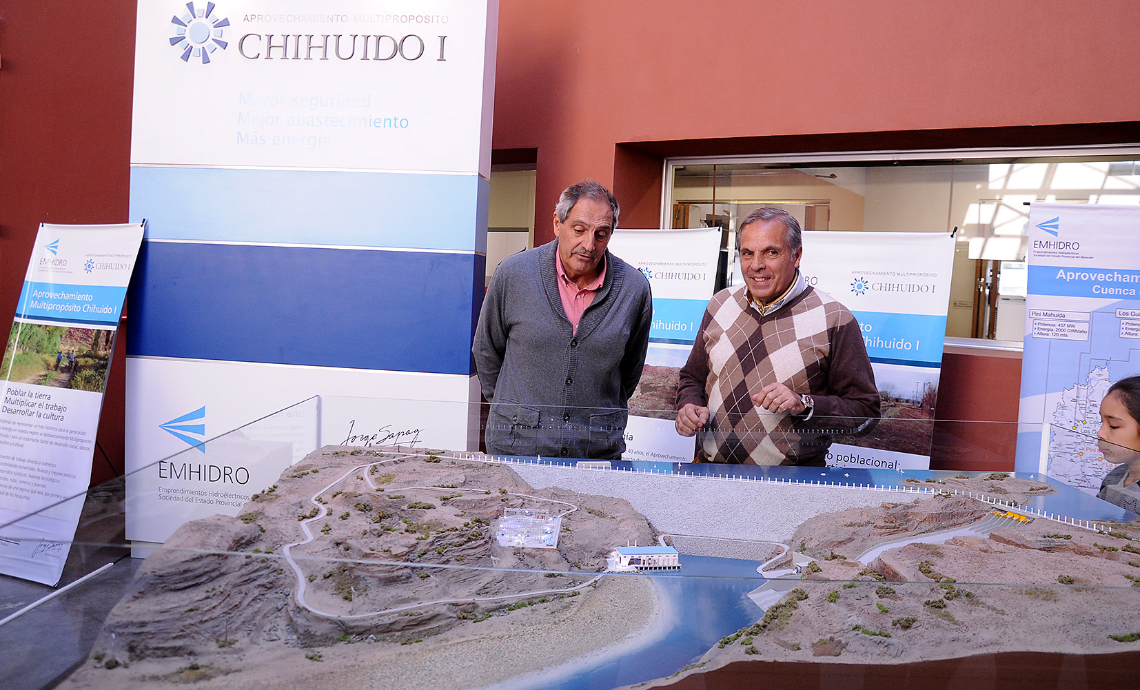 Elías y Jorge Sapag frente a una maqueta de la represa Chihuido (Neuquén Informa)
