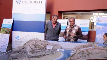 Elías y Jorge Sapag frente a una maqueta de la represa Chihuido (Neuquén Informa)