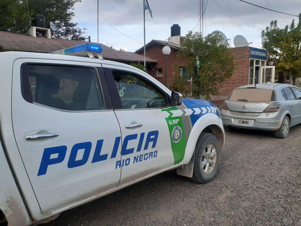 La policía investiga el robo tipo comando de tres camiones en un establecimiento de Valle Azul. (Foto Néstor Salas)