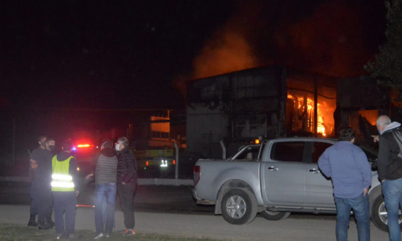 Un incendio arrasó con una fábrica de chacinados en Tandil. Foto: gentileza El Eco 