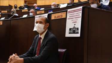 Mientras Gutiérrez dio su discurso de apertura de sesiones, afuera hubo una marcha de ceramistas. (Florencia Salto).-