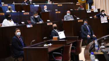 Los legisladores estuvieron en el recinto junto a tres invitados y el gobernador. Foto: Florencia Salto.