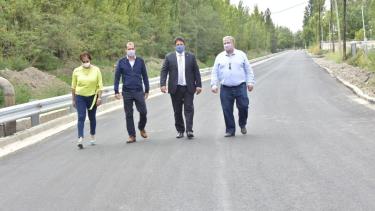 Gutiérrez y Gaido encabezaron el acto de inauguración del asfalto. 