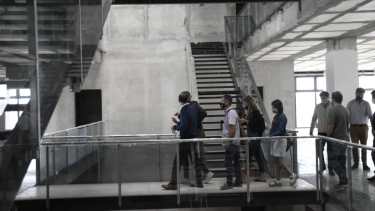 Recorrida en el interior del edificio municipal en construcción (foto Florencia Salto)