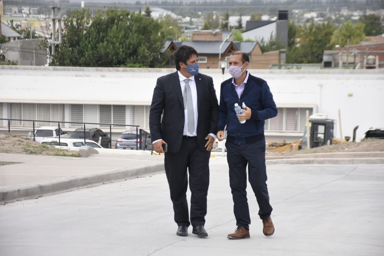 El intendente Mariano Gaido y el gobernador Omar Gutiérrez cuando recorrieron el nuevo edificio municipal (foto archivo Forencia Salto)