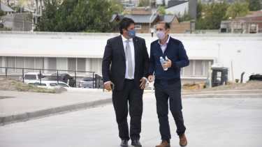 El intendente Mariano Gaido y el gobernador Omar Gutiérrez cuando recorrieron el nuevo edificio municipal (foto archivo Forencia Salto)