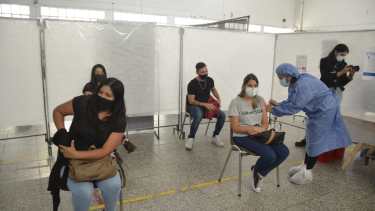 Durante la jornada de hoy, continuaron vacunando a docentes. Foto: Yamil Regules 