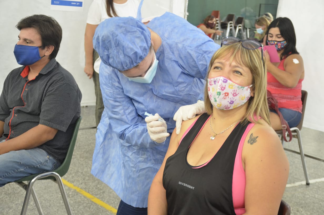 La vacunación a docentes se realiza en el gimnasio del Colegio Don Bosco. Foto: Yamil Regules